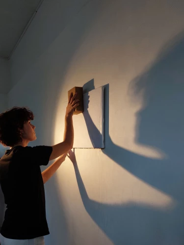 Emma Cossée Cruz, performance, Les admoniteurices, Exposition Ex machina, Centre Claude Cahun, 2024,  © Jean-Louis Kerouanton